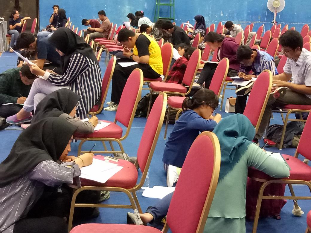 [LIVE REPORT]
Pengerjaan soal Soshum bagi peserta IPC telah dimulai. Jangan lupa mengisi lembar jawaban dengan tepat:) #BeTheBest