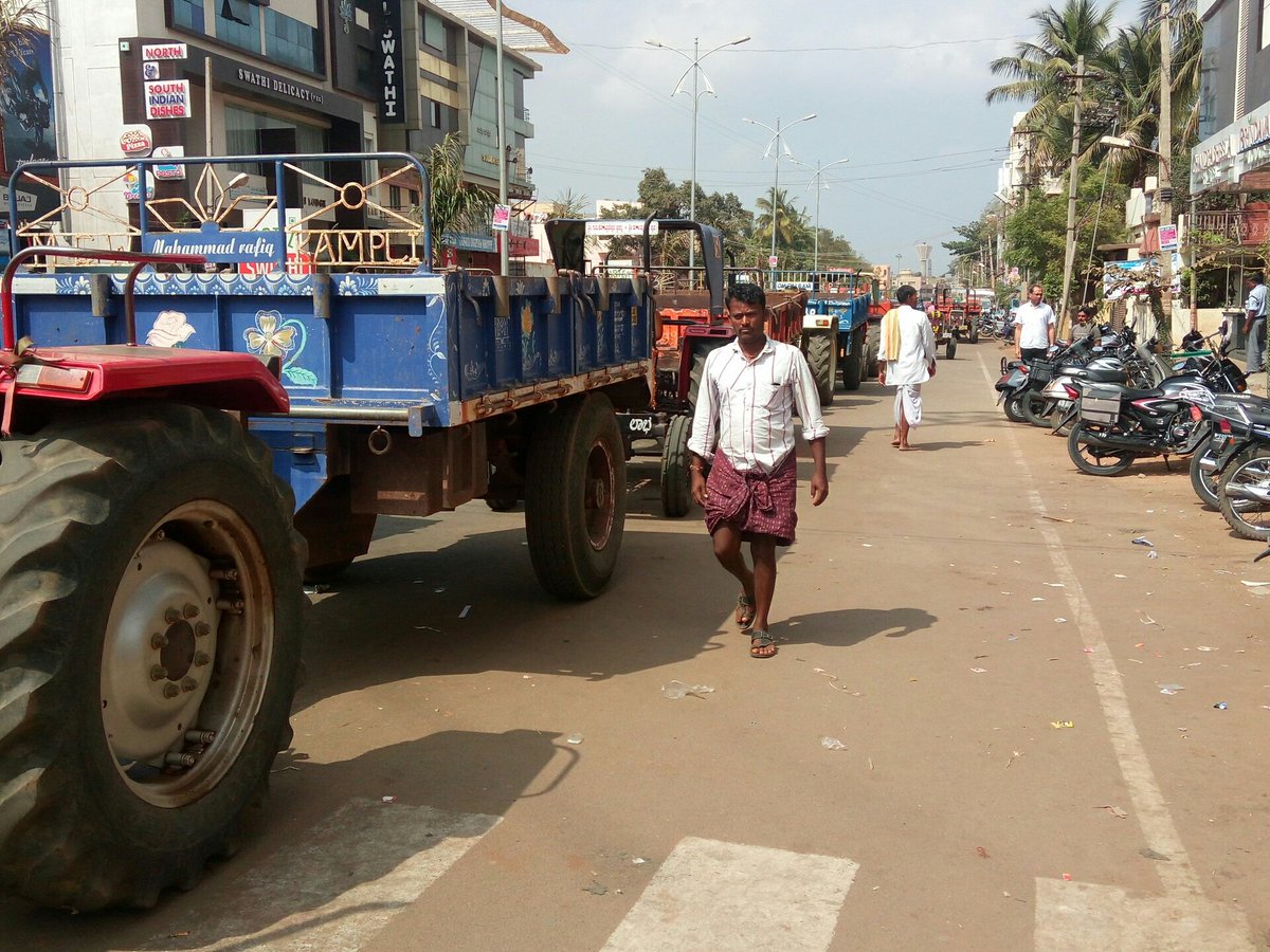 sumukhkadekar's tweet image. Farmers protest for the release of water from Tungabhadra dam into canals in Hospet
#observethis16 #printpods
