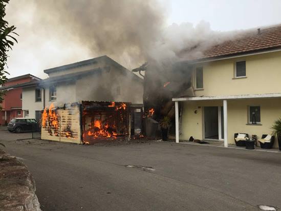 laliberte's tweet photo. Des cendres chaudes provoquent un incendie à #Cheyres #Broye https://t.co/JBHbPTBdMh https://t.co/nbXlVpfz9J