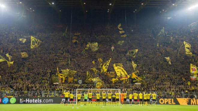 marca's tweet photo. #LoMásViral El Borussia Dortmund envía un mensaje a Trump: "Este es el único muro en el que creemos" https://t.co/4nCICMB9Gu https://t.co/UGSg4AA7MD