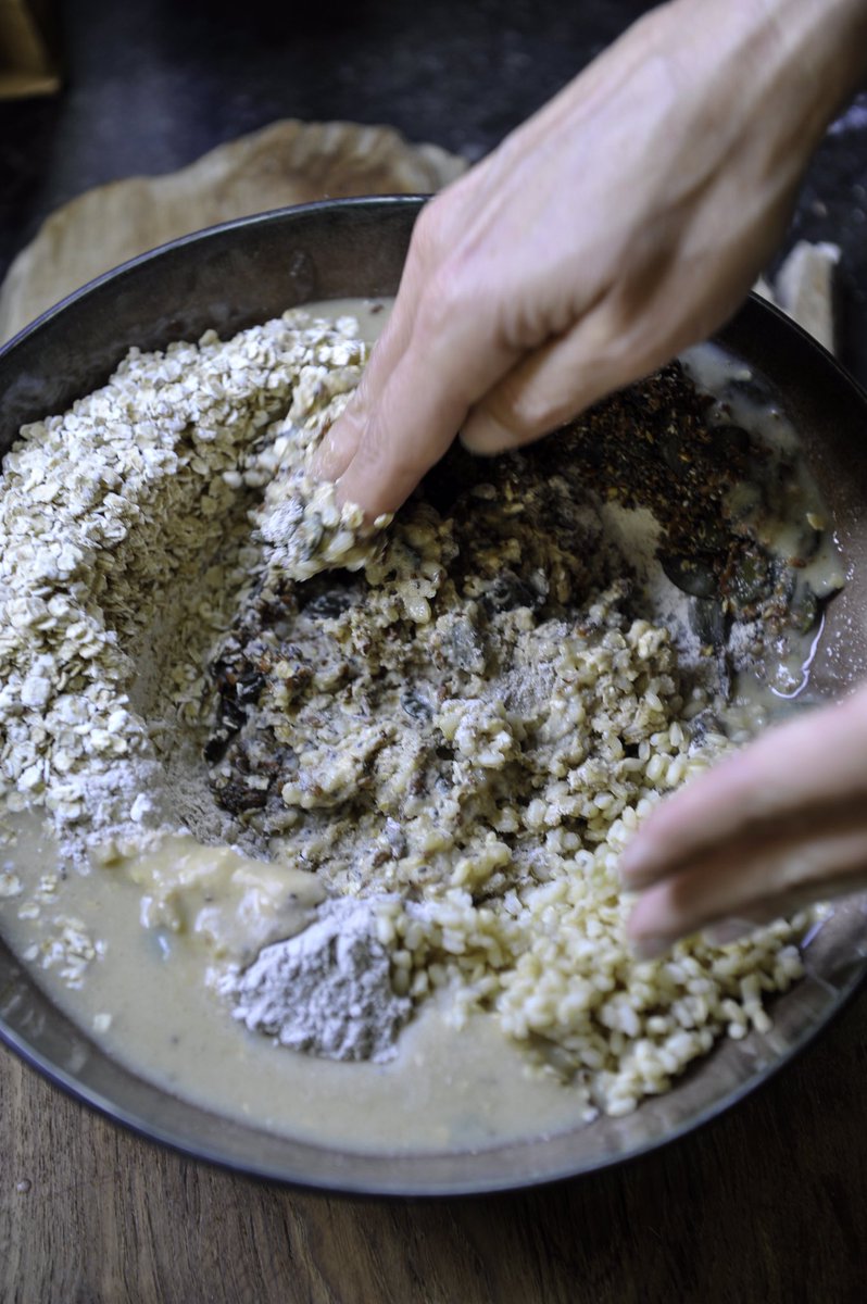 PascaleNaessens's tweet photo. Weekend, dat is ook de tijd nemen om dit brood van volle granen (uit Puur Pascale) te kneden en te laten rusten... Veel bakplezier! https://t.co/uHqdyulWs8