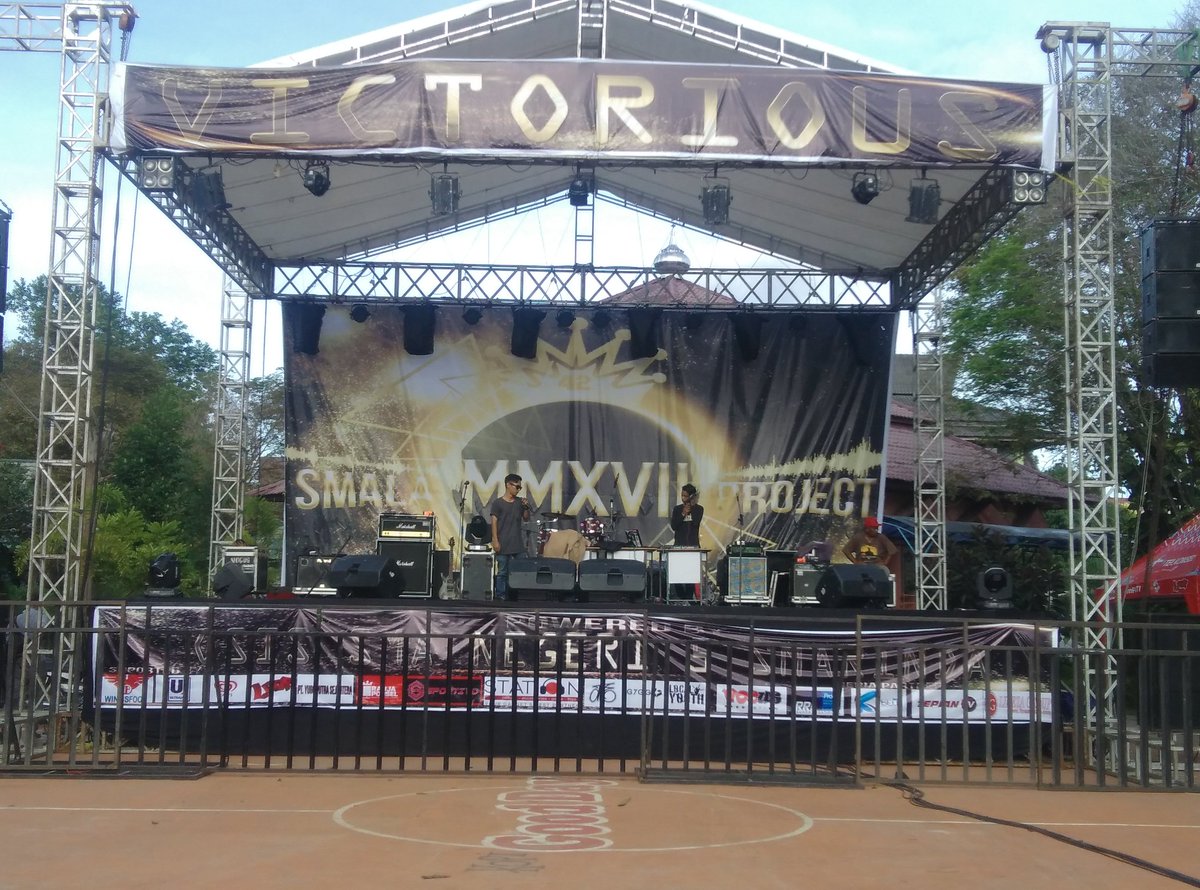 BLK 55(RAPPER) ON STAGE!!  keren abisss buruan datang ke HUT SMALA victorious htm only 25k #SmalaVictorious