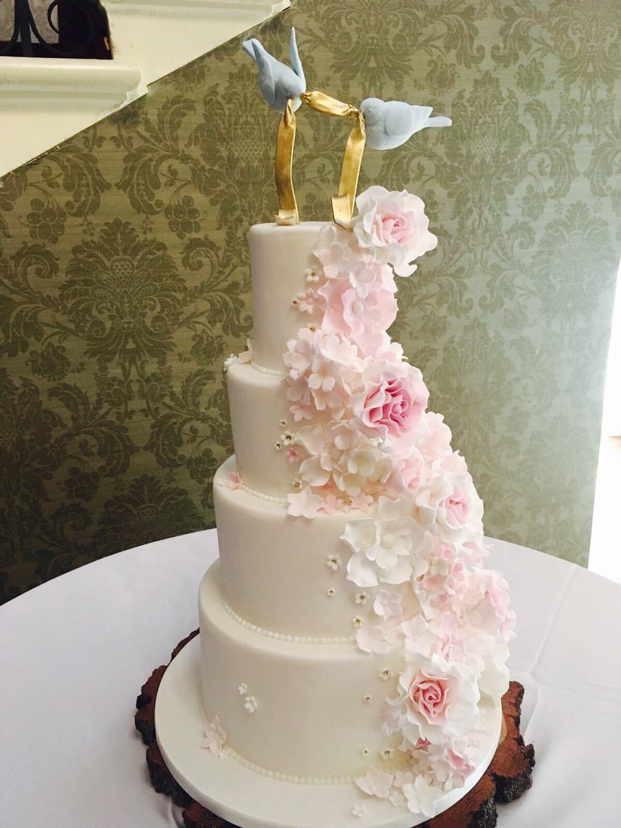 #Cinderella #bluebirds flying above this #wedding #cake trailing a garland of #cascading sugar #flowers 🌸 #weddingcake #weddinginspiration