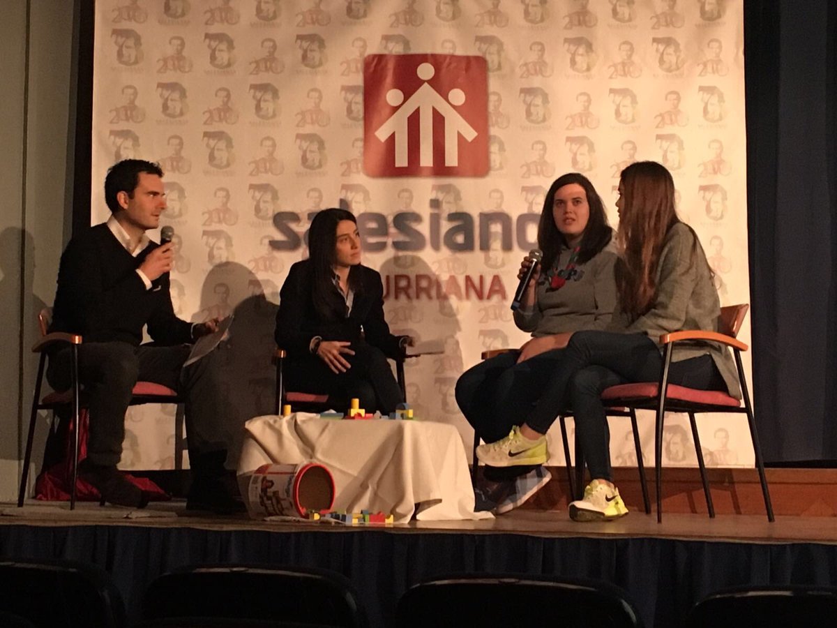 SalesianosBUR's tweet photo. Hoy, reunidos en familia, hemos celebrado el Día de la Comunidad Educativa. Un árbol con muchas ramas, un mismo tronco y la raíz, Don Bosco. https://t.co/3V7bnVm7ev
