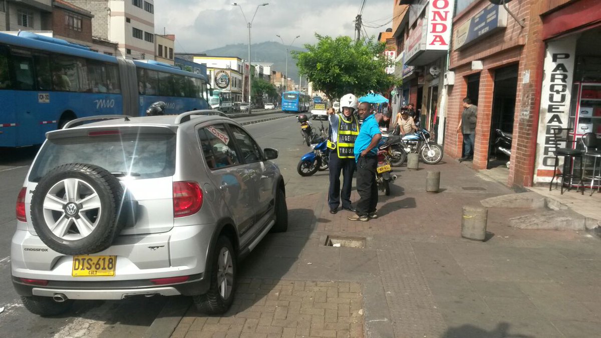 MovilidadCali's tweet image. Hoy sábado y durante toda la semana estuvimos realizando campaña de sensibilizacion en el uso del espacio público sobre la cra 15.