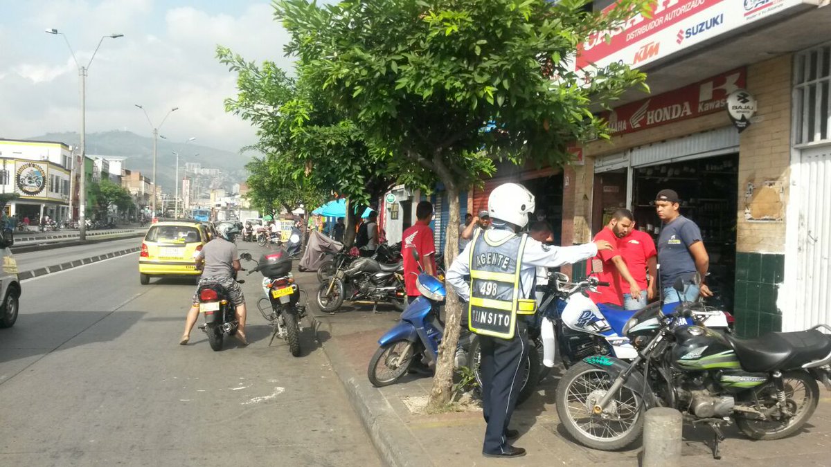 MovilidadCali's tweet image. Hoy sábado y durante toda la semana estuvimos realizando campaña de sensibilizacion en el uso del espacio público sobre la cra 15.