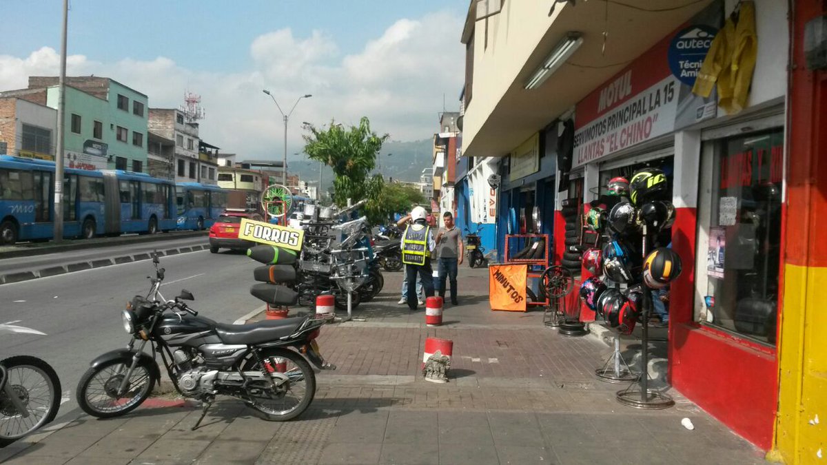 MovilidadCali's tweet image. Hoy sábado y durante toda la semana estuvimos realizando campaña de sensibilizacion en el uso del espacio público sobre la cra 15.