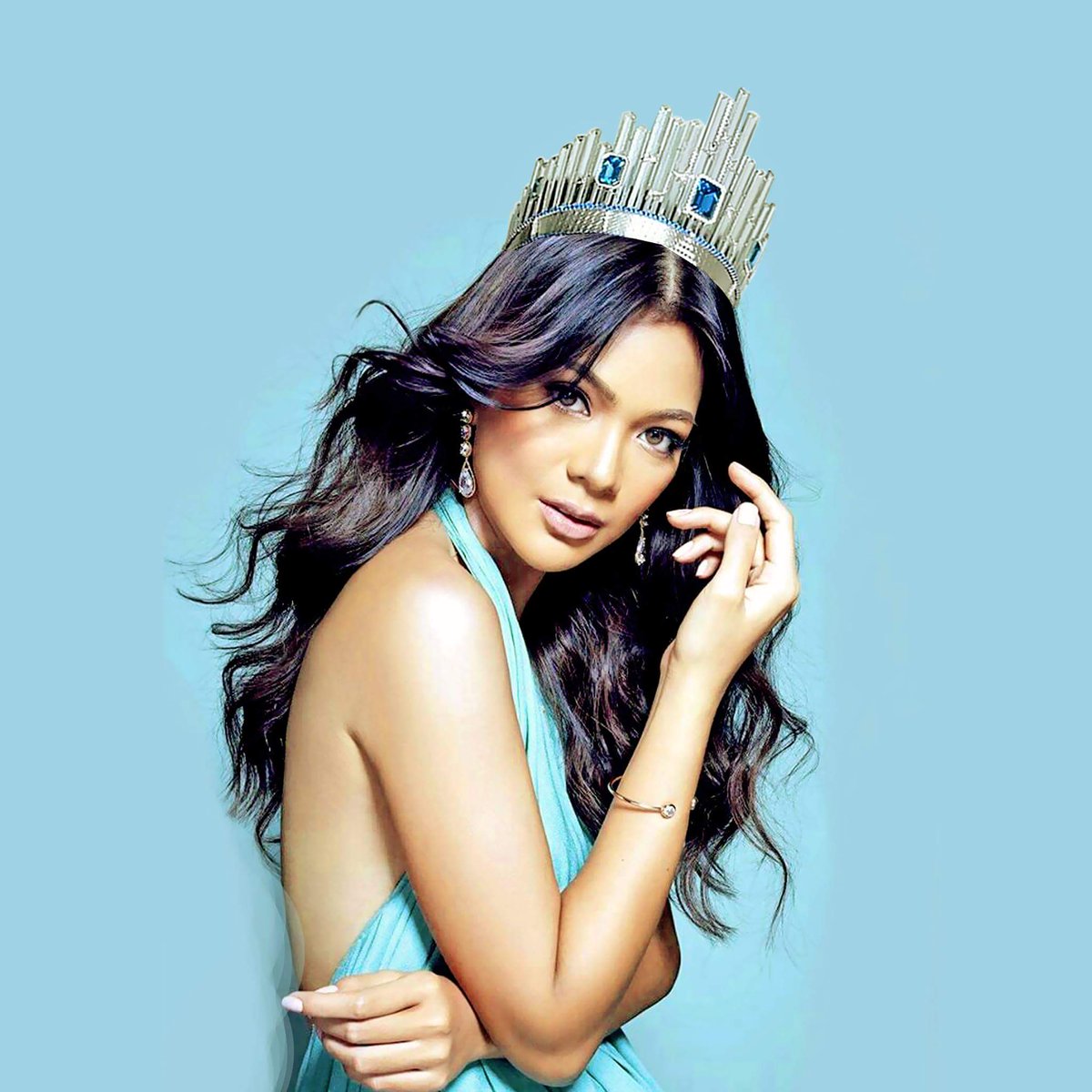 We believe in Queen <a href="/kezia_warouw/">Kezia Warouw</a> ! Because the CROWN is just one twirl away! 
#MissUniverse #Indonesia