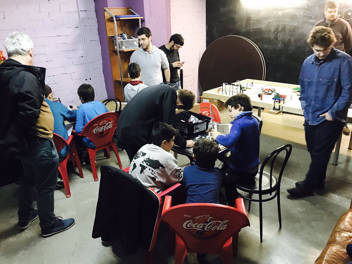AteneuDelClot's tweet photo. Els més robòtics del #Clot a la sessió de treball per preparar la competició.... Bona feina!! #FemBarri #FemRobotica #FemAteneu https://t.co/sWvfRfFTkI