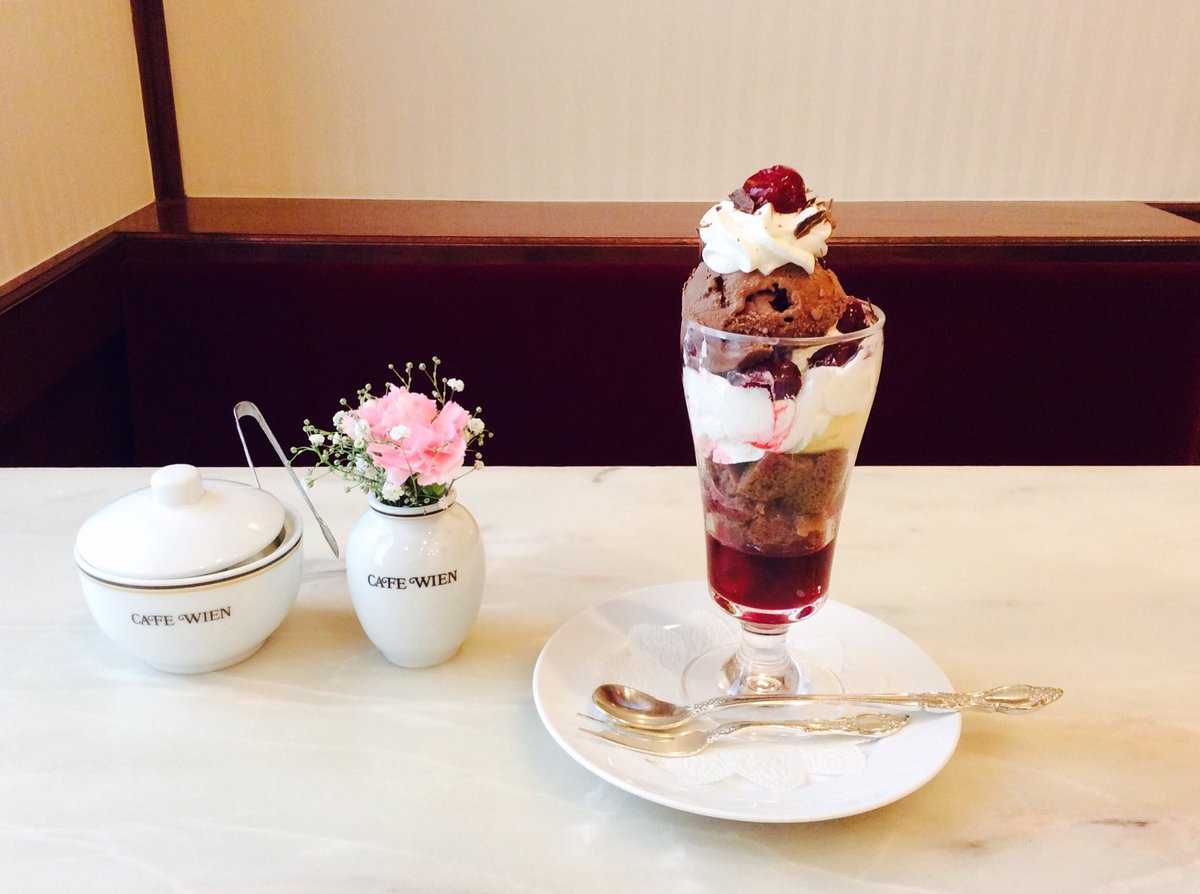 雑誌 Hanako 公式 No Twitter チョコレートと抹茶 日本橋 カフェ ウィーン の シュバルツヴァルダー は ドイツのサクランボ酒のケーキをもとにしたもの 日本橋三越 の一角にあるクラシカルなお店の雰囲気もいい Hanako ハナコ チョコレートと抹茶