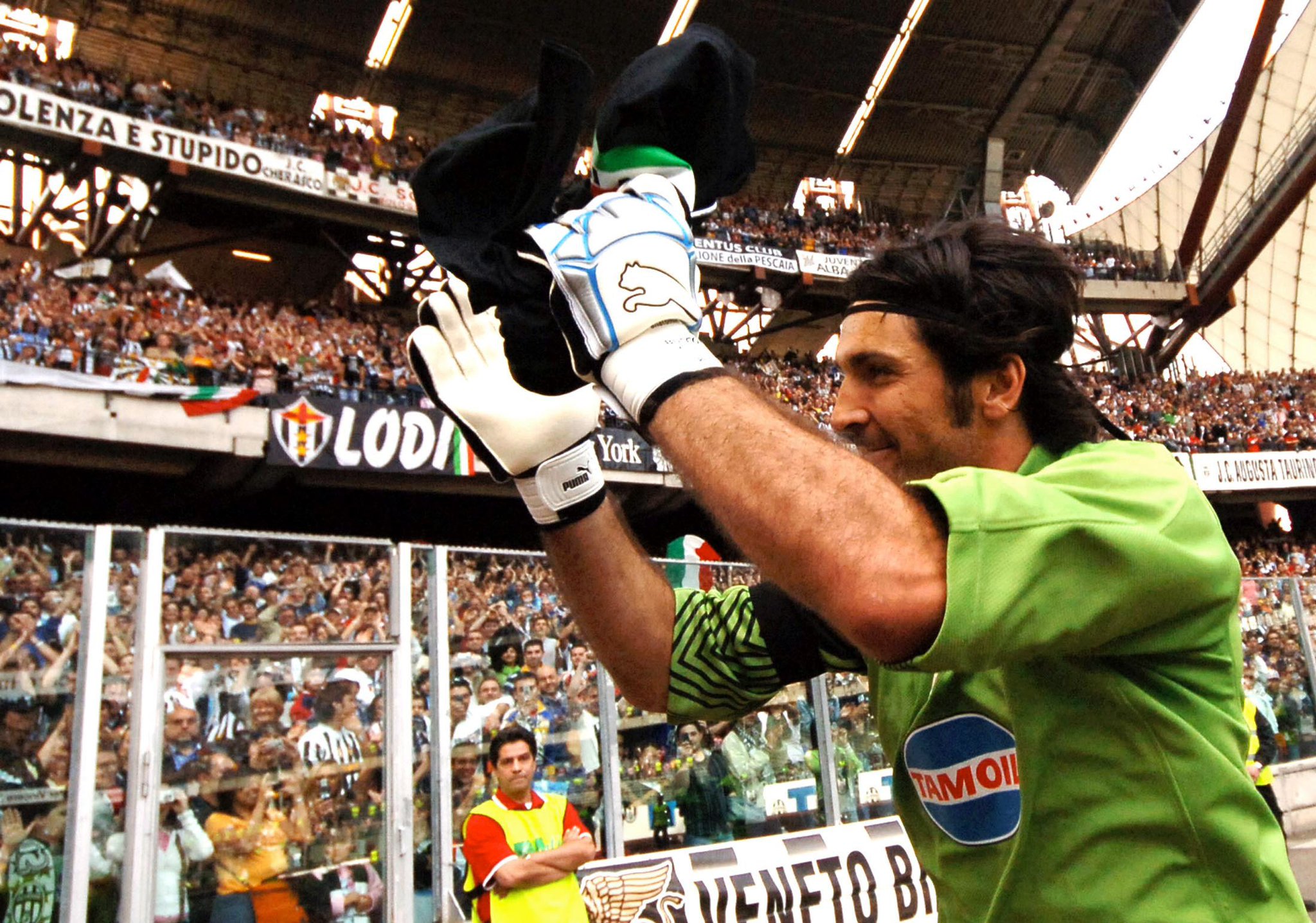 Happy 39th Birthday to one of the all-time greats, Gianluigi Buffon. 

You beautiful human being. 