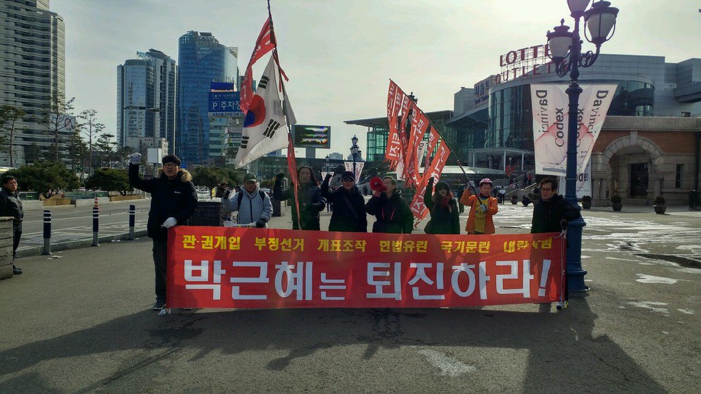 #횃불 156차

"여러분
보이지 않으나 체감하는 공포와 결핍을
가져가도록 허락해 주십시오
두려움은 제가 가져가겠습니다
일어나십시오"

- 2013.12.31. #이남종

개표부정 내란사범 박근혜를 감옥으로!