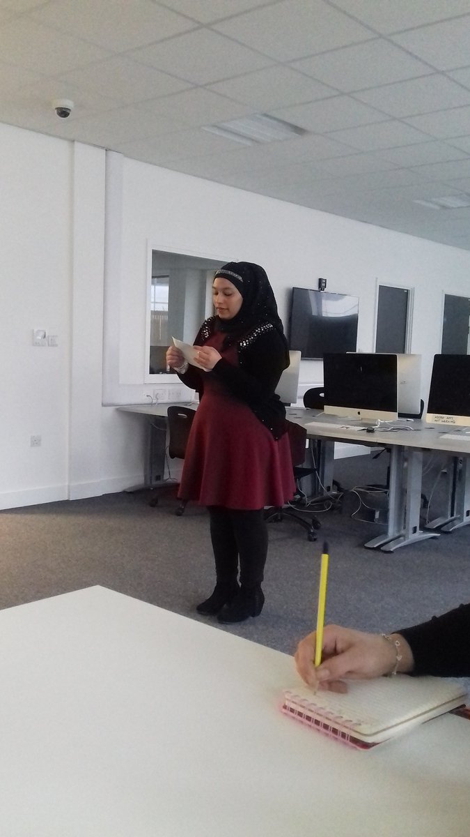 angiemc_rys's tweet photo. Busy bee @Iqra_Axo now delivering workshop on sexual relationship education #GMDevolution @RochdaleYouthie #youthvoice #Rochdale #NorthWest https://t.co/s7eIISxYUc