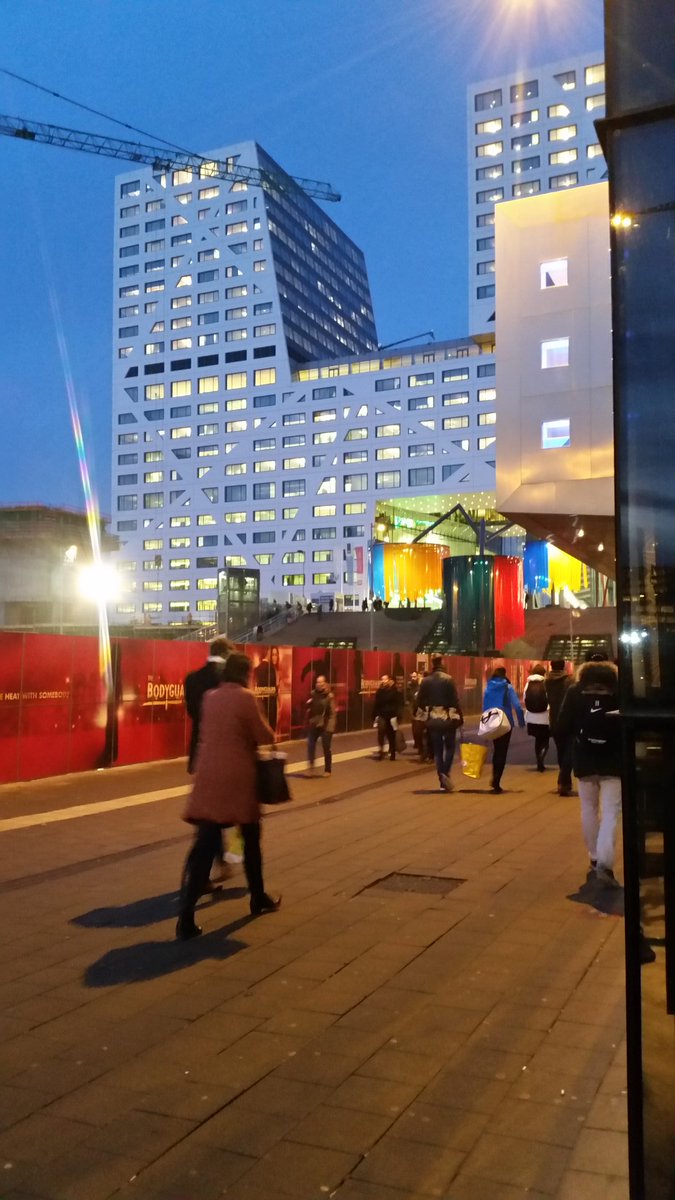 Reuzesprong's tweet photo. Mooie gesprekken vrijdag #NOT17 @CodeUur en @Lyceo_Examen over samen bouwen lesaanbod #programmeer #vaardigheden Verrast met kadootje: dank! https://t.co/afsHdKfvaC