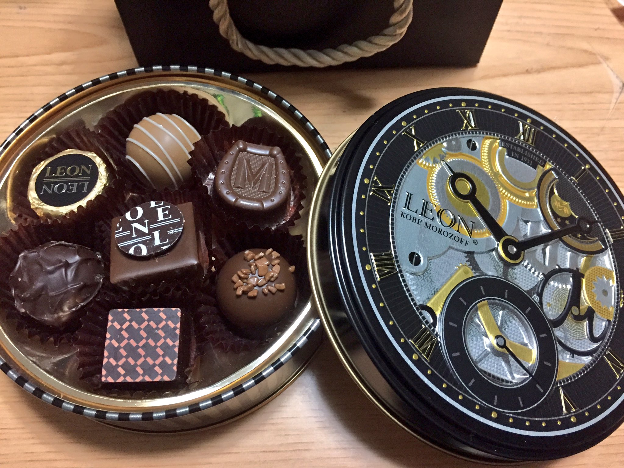 しょこ モロゾフのleonってチョコなんだけど デザインかっこ良くて一目惚れだった お洒落 中もいっぱい入ってた 男性向けな感じの チョコとかパッケージだったけどかっこよい これで500円 あと Tox2クラスタさんも買うべき ルドガー達の懐中時計みたい