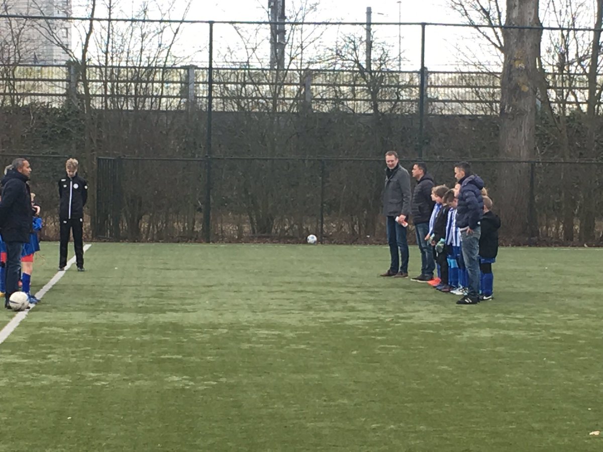 JanDirkStouten's tweet photo. Minuut stilte voor Zwervers IJsselmonde JO11-5 - RVVH JO11-7. Ter nagedachtenis aan de overleden supporter Erwin Esajas. https://t.co/h6WROyZaDq