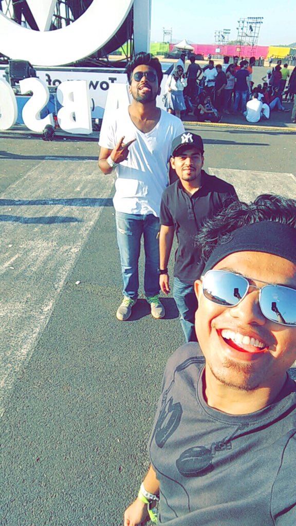 karangndh's tweet photo. @MissMalini @grants_india
My rave buddies @its_patond and @rajthakur254 ❤
#InnerTriangle
#SulaFest '17 https://t.co/h8H4zTywI2