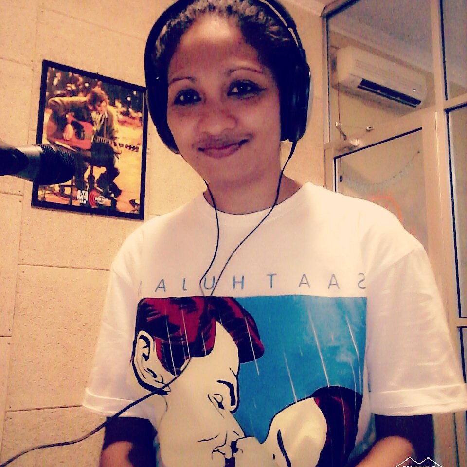 Lagi nunggu hujan tp kga nonggol hujannya yaa udah make baju #SaatHujan miliknya <a href="/Fade2Black_rap/">Fade2Black</a> aja biar seresa ada hujan hhh....