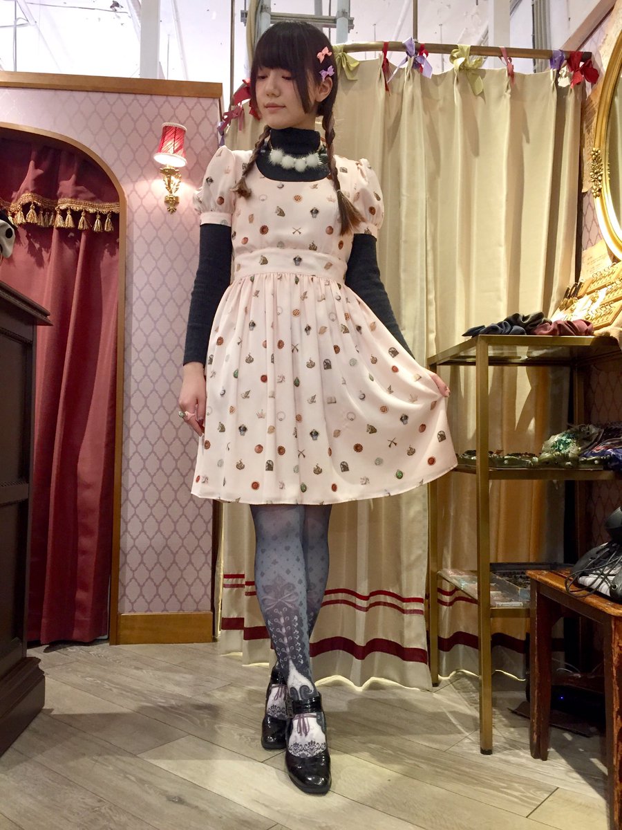 アビエタージュ ラフォーレ原宿店 コーディネート紹介 グリム童話のモチーフがちりばめられたオリジナルテキスタイル グリム柄 ワンピースを新作タイツと合わせて ワンピースはただいま30 Off 21 600 15 1税込 30日まで Laforet Sale