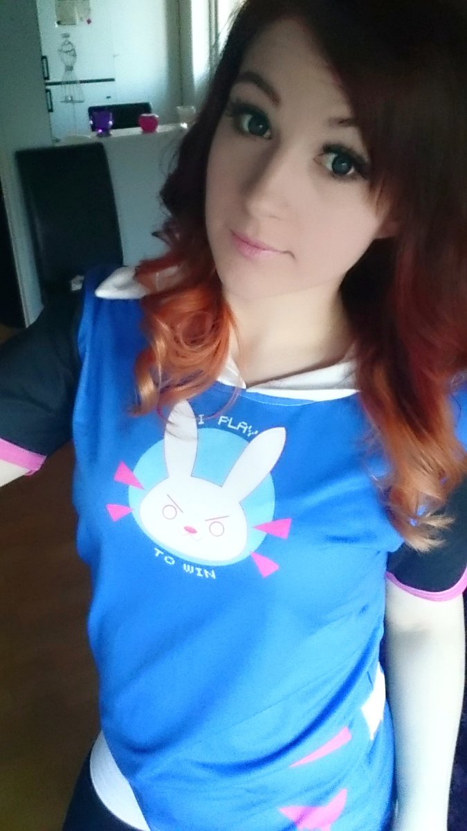 Pixeluna3d's tweet photo. D.Va online~ ❤ #dva #overwatch #dvatshirt #ow #cospicky @cospicky https://t.co/9ErPGESOou