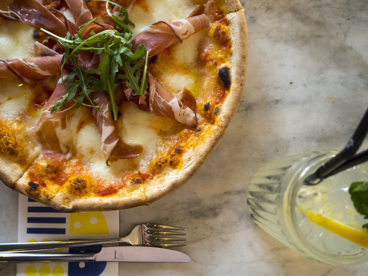 Dissabtes i diumenges també fem pizza! Feta amb massa mare farines ecològiques #pecatsaludable #pizza #chichalimona