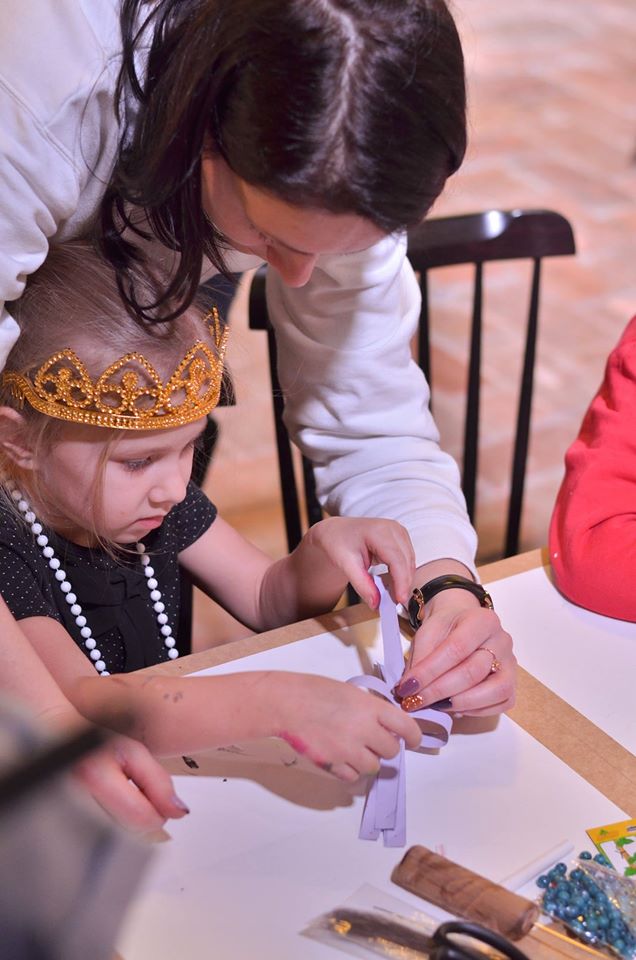 Meteņdienas tirdziņa laikā 4.febr. mācīsimies pērļot - darināsim auskarus, sprādzes un brošas. Rotāsimies, pavasari gaidot! (pl.11.30-13.30)