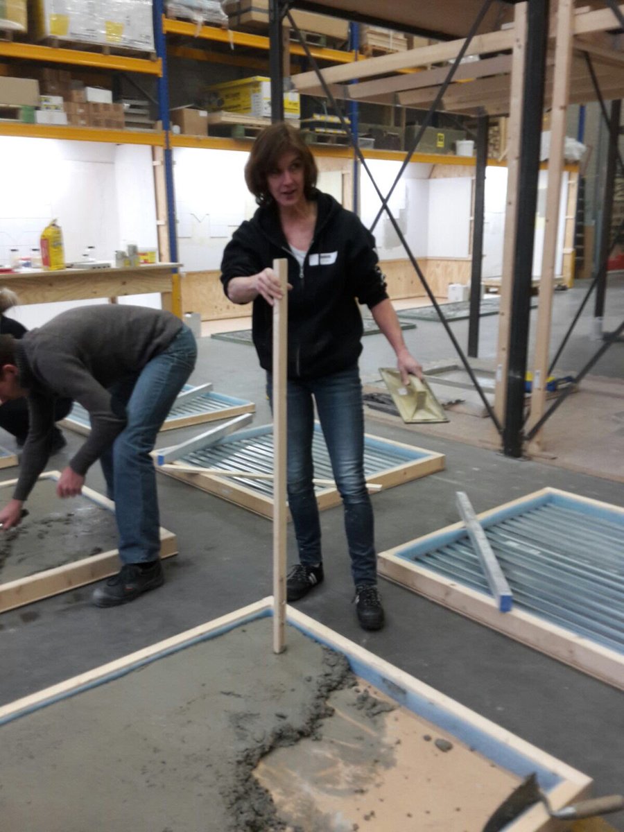 BouwTrainingen's tweet photo. Vandaag hebben we een training #Vloeren en #Beton voor de winnaars van @rtl_ehet actie! Zelf beton storten en een vloer egaliseren. #weber https://t.co/jhWz4CxGgP
