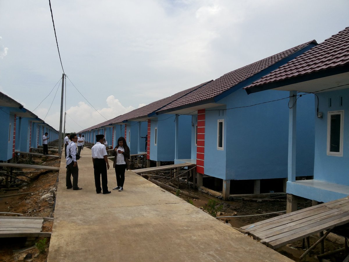 PrasojoTJB's tweet photo. @susipudjiastuti rumah nelayan Tanjabar bantuan PUPR 2015 sdh ditempati nelayan. Smg 2017 dibangn lg krn msh byk nelayan yg blm punya rmh. https://t.co/GaPwTGxNi1