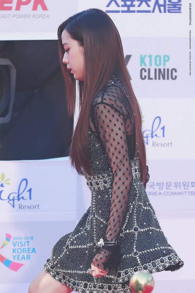 picsjisoo's tweet photo. she's just walking and i'm shook https://t.co/OgzGJS9KcK