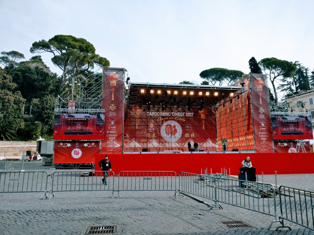 andcasu's tweet photo. Finalmente è capodanno anche a #Roma! Palco in piazza e fuochi dal Pincio c'è voluto l'anno del #Gallo per dare la sveglia alla Capitale... https://t.co/zANkKfLVlb