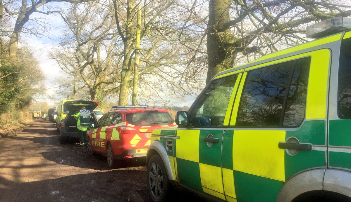 SCAS_HART's tweet photo. We are now on scene nr #Goring for a large barn fire - providing medical support to @RBFRSofficial + @OxonFireRescue #Teamwork https://t.co/13Mv58lrus