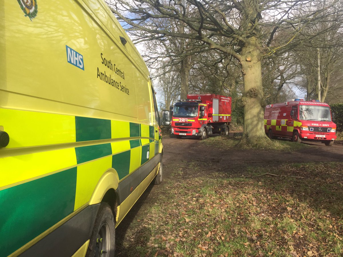 SCAS_HART's tweet photo. We are now on scene nr #Goring for a large barn fire - providing medical support to @RBFRSofficial + @OxonFireRescue #Teamwork https://t.co/13Mv58lrus