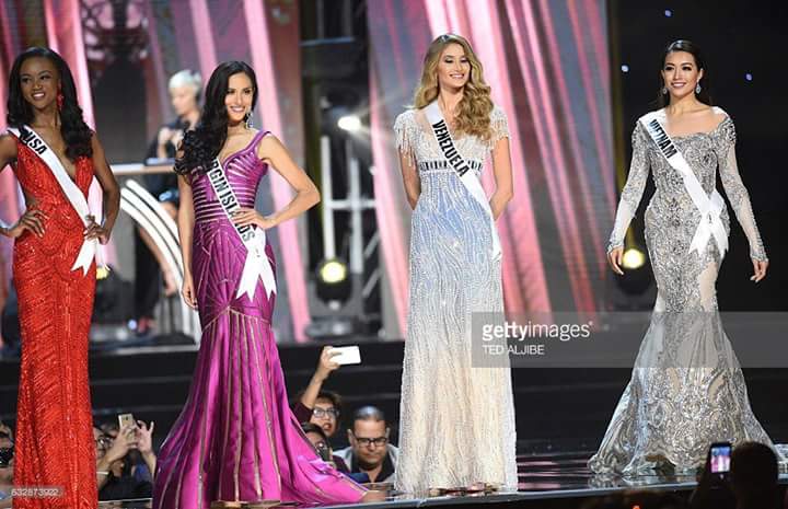 hongsuong10's tweet photo. Chúc cô gái may mắn #Lehang #vietnam #missuniverse https://t.co/FZBDkO41J9