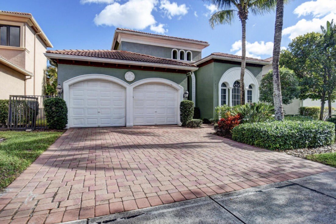 theoaksboca's tweet photo. ***Our Newest #Listing in #TheOaks at #BocaRaton**
3 Beds 4.1 Baths 3,412 Sq.Ft. 
$899,000 
#Property details ==> https://t.co/IwENsXG8z6 https://t.co/ZwoQqk0jlP