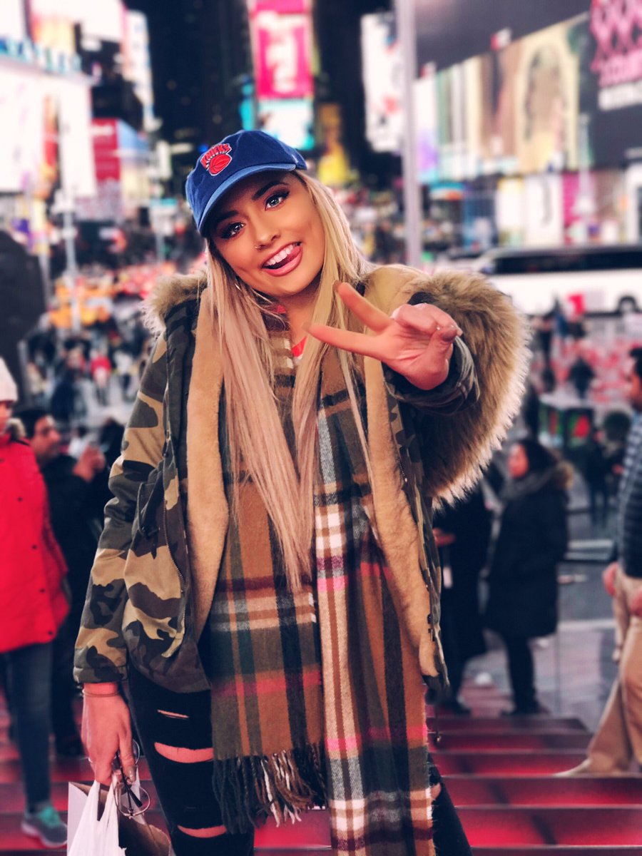 SaffronBarker's tweet photo. The view behind me thoooo 🙄😍 https://t.co/vEGgZduR8N