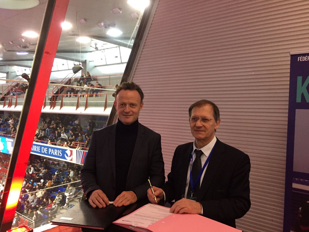 unss's tweet photo. Sur #OpenParisKarate @lpetrynka signe  une convention avec Francis Didier Président @ffkarate pour développer le karaté à l'UNSS ! https://t.co/X6dD4CpBEu