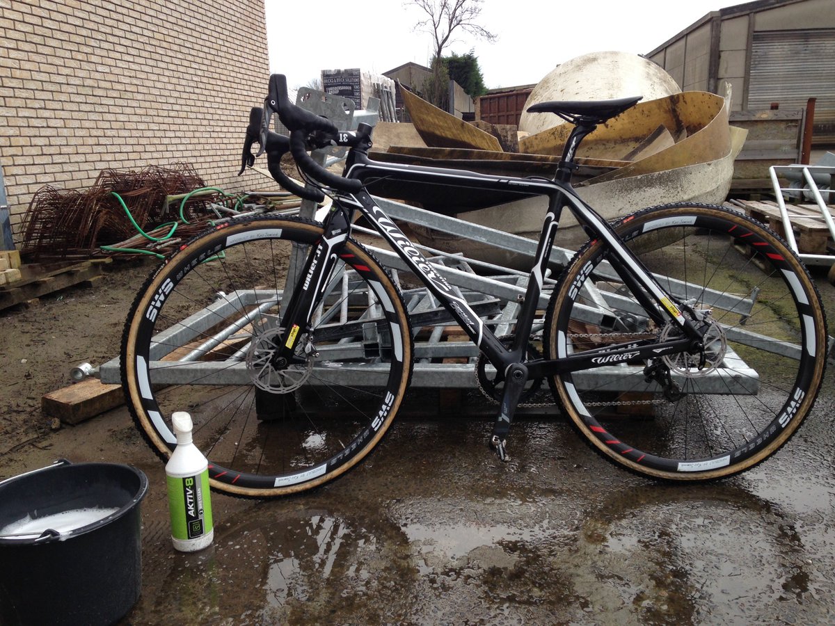 Tussen alle wk crossen door even tijd nemen om mijn fiets van deze morgen proper te maken! 
<a href="/SWS_wheels/">SWS Handbuilt Wheels</a> <a href="/Aktiv_8/">Chris Jeurissen</a>