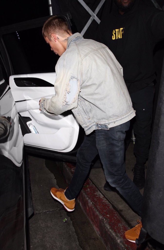 i need more angles of this outfit he looks so good