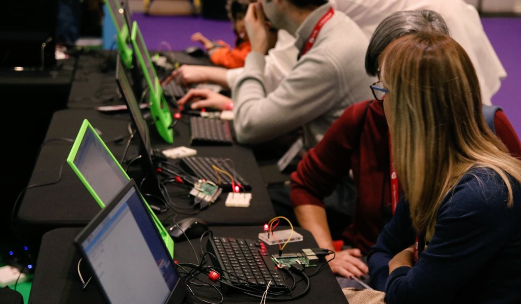 GetPiTop's tweet photo. Don't forget to visit @Raspberry_Pi at G460 they're running workshops on the pi-topCEED! #pitopforSTEM https://t.co/mkVixqSmHY