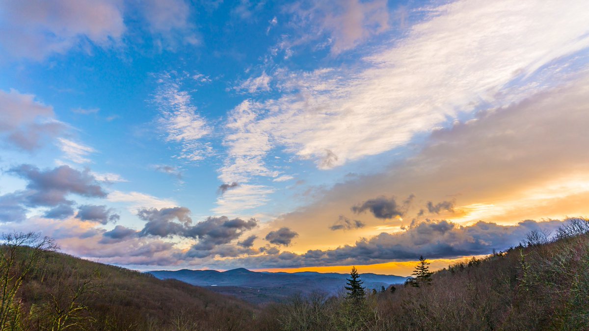 BlueRidgeNPS's tweet photo. The cool, cleaner air of winter lets more light and color pass through making the sunrises and sunsets more vivid. #findyourpark #sunrise https://t.co/sdctkHSGxj