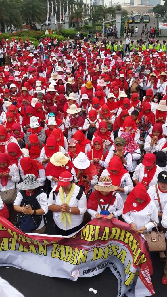 unang_sunarno's tweet photo. Bidan Desa PTT (Perempuan garis depan) berharap agar Pak @jokowi segera buka suara perihal kejelasan PNS, sebab Bidan punya hak yang sama. https://t.co/lyWlpF78I5