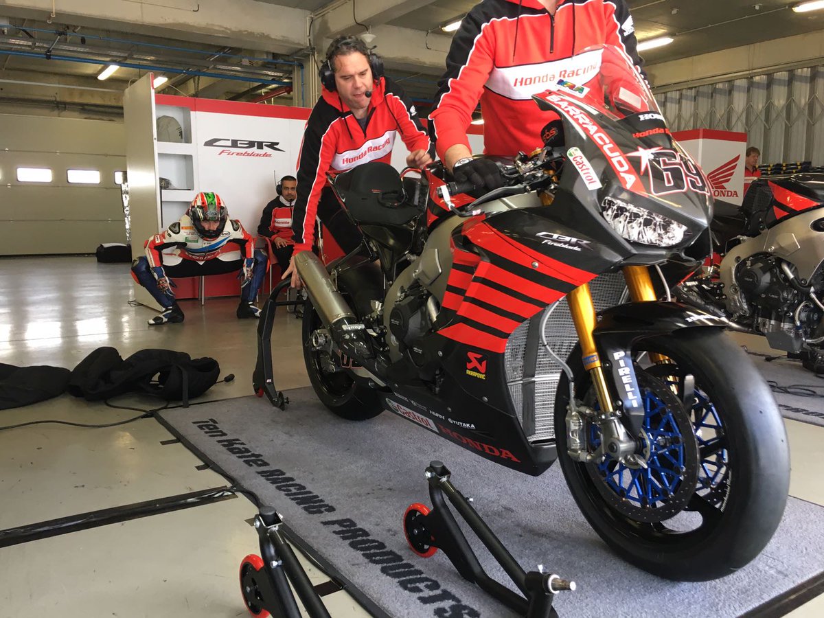 HondaWSBK's tweet photo. Time to go @NickyHayden! Testing officially begins at @AIAPortimao for the #Honda #WorldSBK Team https://t.co/ZosW9L38HV
