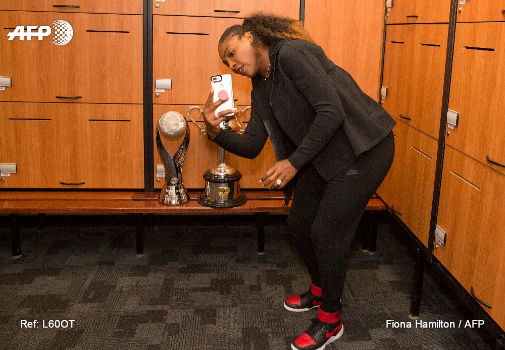 #instantané: Serena Williams qui vient de remporter son 23e titre en Grand Chelem prend un selfie avec ses trophées 🏆🏆 #AFP