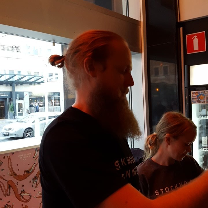 Tomas @sthlmbrewingco kranar bira på #nöjesguiden #olmassa