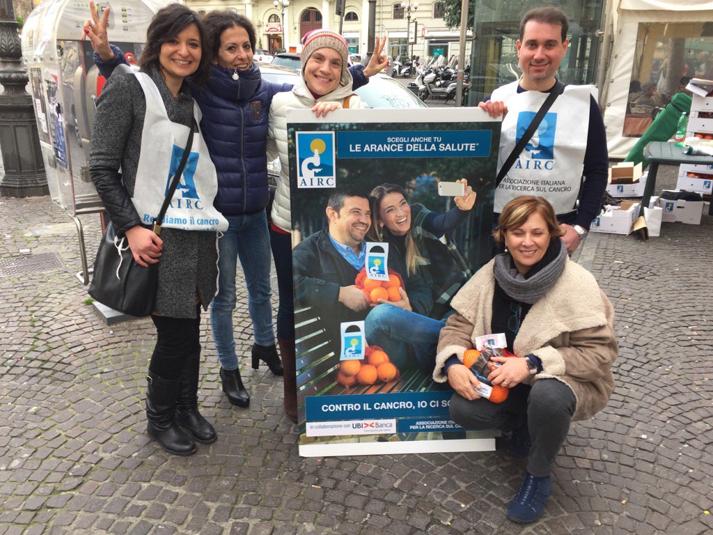 GMinchiotti's tweet photo. gli irriducibili di piazza Vanvitelli con #AIRC @LuciaAltucci #IoCiSono https://t.co/ExPBlKRIvJ