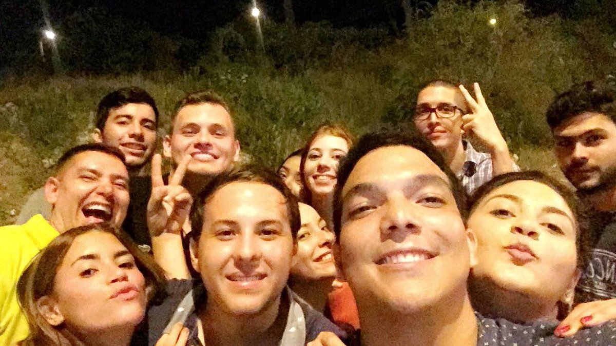 JABMB's tweet photo. Los amo y extraño infinito 🔝🙌🏻 #tbt #mejornosepuede #jun2016 #lamejordespedida @abmuvdi @juanjzf09 @hctorhe1 @SofiCorzo @juankllavi1990 https://t.co/YlT27ZYuGQ