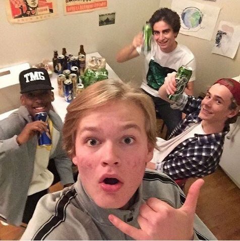 ilnasik's tweet image. там не у всех идеальное лицо и шикарная фигура 
нет цензуры на рекламу 
одежда из H&amp;amp;M 
живут в не дорогих домах 
за это я люблю SKAM 🇳🇴