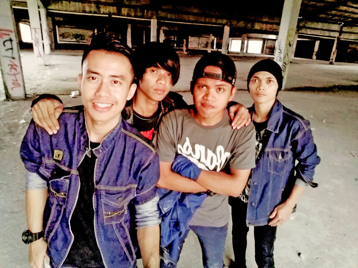 Risesband_id's tweet image. @Risesband_id Aktivitas hari ini #Band #Indie
R I S E S cc @MusicRealPro #Resolusi #Musik #Explore #bogor 🎧