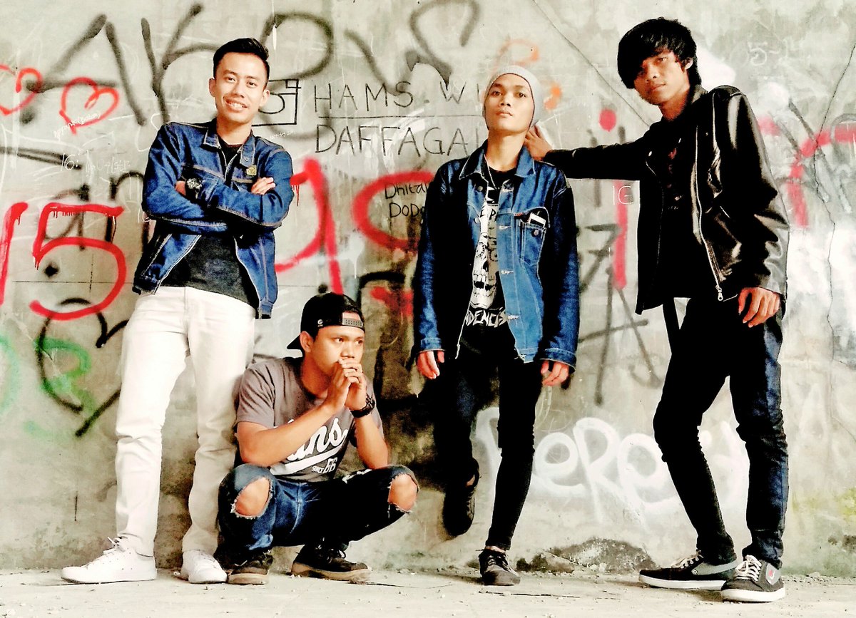 Risesband_id's tweet image. @Risesband_id Aktivitas hari ini #Band #Indie
R I S E S cc @MusicRealPro #Resolusi #Musik #Explore #bogor 🎧