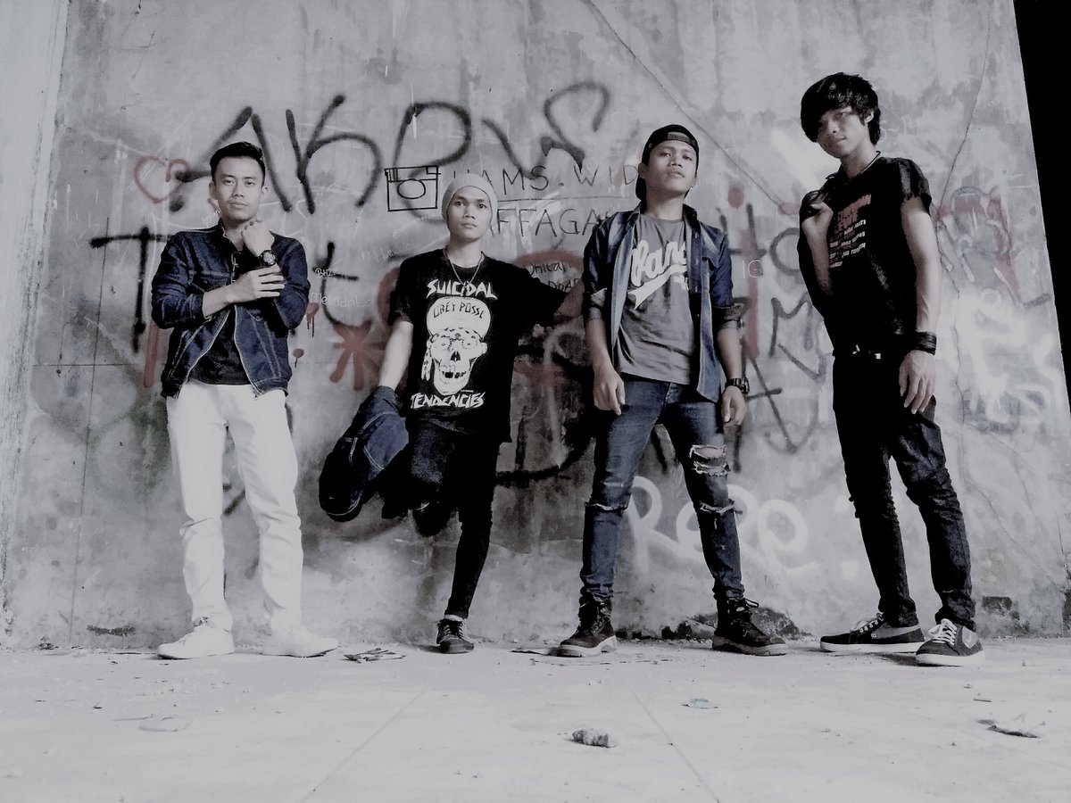 Risesband_id's tweet image. @Risesband_id Aktivitas hari ini #Band #Indie
R I S E S cc @MusicRealPro #Resolusi #Musik #Explore #bogor 🎧